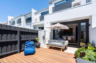 Breezy Coastal Townhouse near Park & Shops - 8