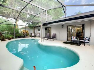 Private 4BR villa with Screened in pool large yard - 4