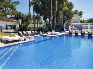 Modern Versace-themed villa - Marbella - 5