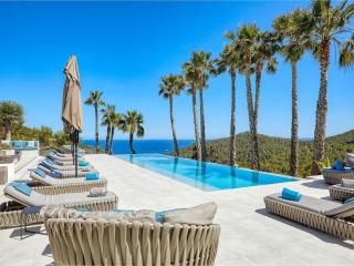 Exclusive villa on white isle - 2