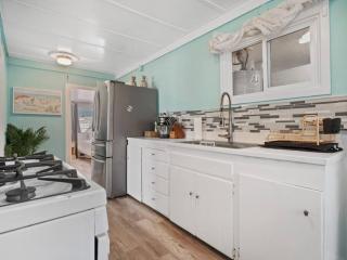 Comfy Cottage Near the Beach - 4