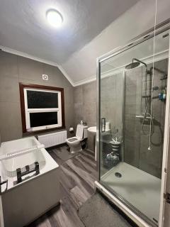 Private Rooms with shared living room in Kent with Parking - 1