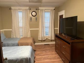 Welcoming Overnight Bedroom - 9