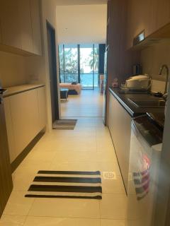 S & E Staycation, RoxyBeach Apartment, Sematan - 7