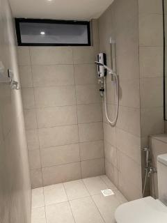 S & E Staycation, RoxyBeach Apartment, Sematan - Sematan - 3