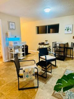 Charming Black and White Studio - 6