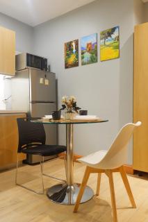 Quiet Condo with Fast WiFi, Own Balcony, Pool and Gym - Manila - 5