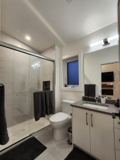 New Detached Guesthouse - Free Parking -10 mins to YVR & Downtown - 4