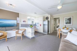 Sebastapol, 4,66 Thurlow Avenue - Unit with wonderful views across the bay - 8