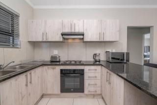 Cozy Apartment in Brackenfell, Cape Town, ZA - 3