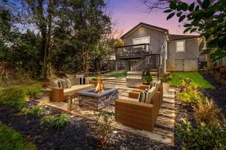 Charlotte Retreat: Luxury 4BR Heaven - Charlotte - 9