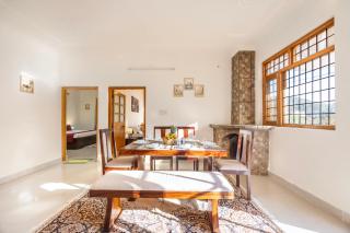 Alaya Stays Rose 3BHK Cottage Fenced by Hills with Fireplace - Bhowāli - 8