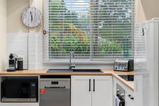 Classic Coastal Charm - Budgewoi - 1