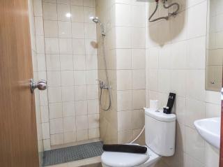 Luxurious 1BR at Vida View Makassar Apartment By Travelio - Pampang - 2