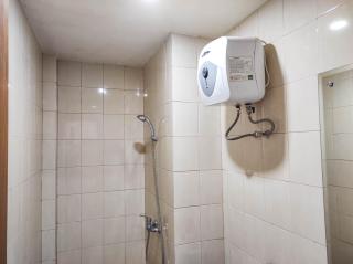 Luxurious 1BR at Vida View Makassar Apartment By Travelio - Pampang - 1