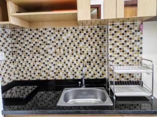 Luxurious 1BR at Vida View Makassar Apartment By Travelio - Pampang - 5