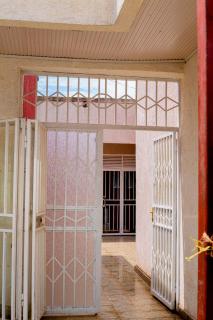 East & West Stay Beds and Breakfast - Kigali - 1