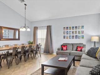 Stylish 5 Bedroom Lakefront Home Near Disney - 7