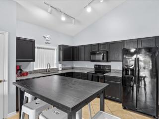 Stylish 5 Bedroom Lakefront Home Near Disney - Davenport - 4