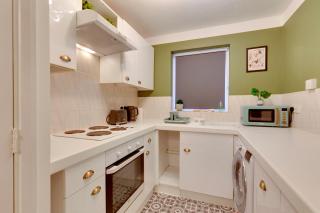 Pass the Keys Stylish and modern studio flat Free parking - 8