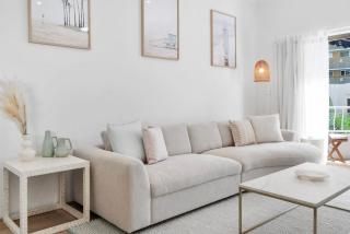 St Tropez Treasure - A Dazzling Beachside Resort Gem - 3