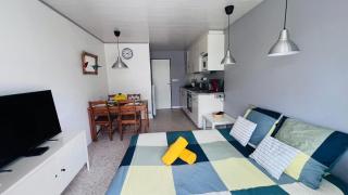 Studio dans quartier calme - climatisation - terrasse - parking - à 900m des plages et 400m des commerces - 0
