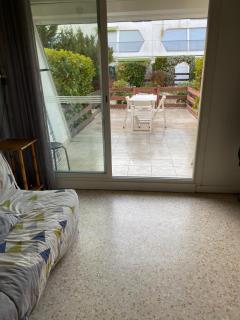 Studio dans quartier calme - climatisation - terrasse - parking - à 900m des plages et 400m des commerces - 4