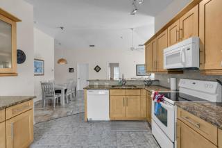 Serene 4 Bed Home With Lake And Conservation Views - 3