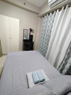 Near MOA and NAIA airport at Shore 1 Residences with balcony -unlimited WIFI - 4