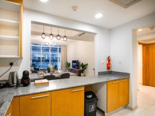 EasyGo - Spacious luxury1br apartment in Bay Square 9 - Dubai - 5