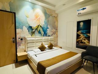HolidayVilla & Suites Amritsar- Green Avenue - Amritsar - 8