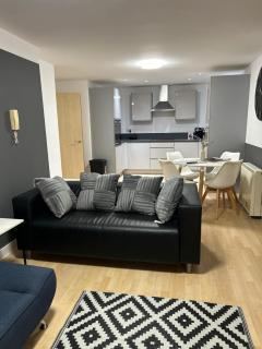 4 Beds 2 Bath Lift Refurbished Monthly Discounts - 0