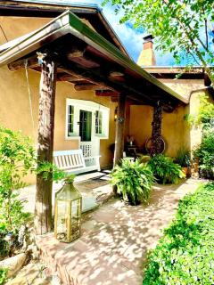 Adobe Lair Historic Homestead 8 min to Plaza - Santa Fe - 9