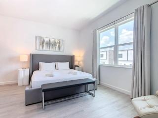 Chic 4BR Den House w Pool Near Disney and Universal - 0