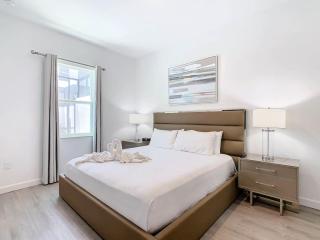 Chic 4BR Den House w Pool Near Disney and Universal - 7