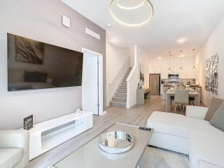 Chic 4BR Den House w Pool Near Disney and Universal - 5