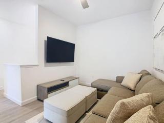 Chic 4BR Den House w Pool Near Disney and Universal - 3