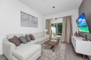 Stylish 5BR Escape w Pool Near Disney and Universal - Davenport - 2