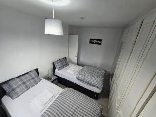 Cosy 3 Bed with Parking Near Piccadilly, Etihad Stadium and COOP Live Sleeps up to 6 - 4