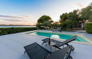 Amazing Apartment In Pirovac - 0