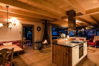 Luxusní tyrolský chalet s vířivkou v parkhotelu Villa Resort & Organic Spa - 2