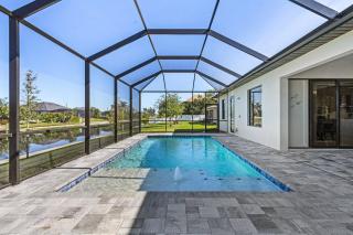 Experience Luxury, Canal views, Heated Pool - Villa Sojourner Sanctuary -Roelens - Cape Coral - 8