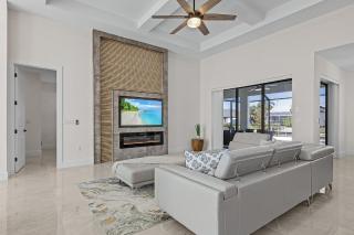 Experience Luxury, Canal views, Heated Pool - Villa Sojourner Sanctuary -Roelens - Cape Coral - 5