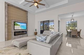 Experience Luxury, Canal views, Heated Pool - Villa Sojourner Sanctuary -Roelens - Cape Coral - 4
