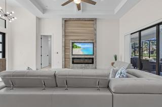 Experience Luxury, Canal views, Heated Pool - Villa Sojourner Sanctuary -Roelens - Cape Coral - 2