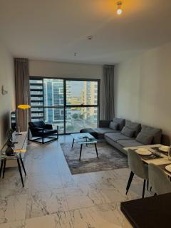 Luxury 1BR apartment, YAS Island Alzeina ,Near F1 Circuit - Abu Dhabi - 0