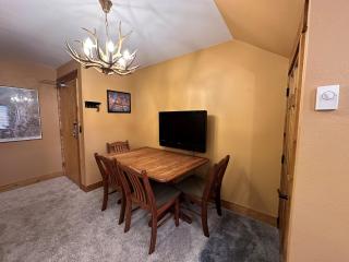 Lakeside, spacious, modern 2BR - sleeps up to 8 condo - 6