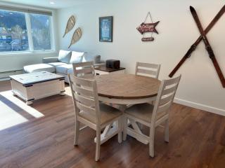 Beautiful Renovated 1BR Lakeside Condo condo - 6