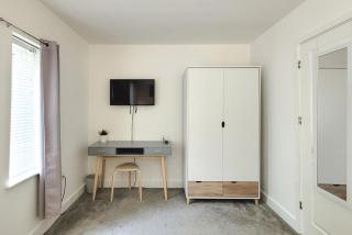 Spacious 4-Bedroom House with POOL & TABLE TENNIS TABLE and MASSAGE CHAIRS By Your Lettings Short Lets & Serviced Accommodation Peterborough Free WiFi and Netflix - 3