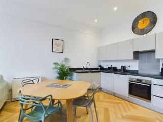 Arcadia House, central location with parking, King size bed and WiFi - Cheltenham - 2